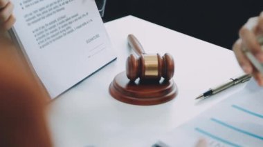 Bir hukuk ekibi son teknoloji ofis, iş ve hukuk konseptinde yeni bir anlaşmanın şartlarını tartışıyor.