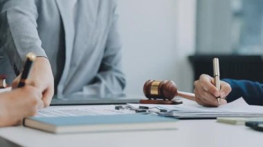 Bir hukuk ekibi son teknoloji ofis, iş ve hukuk konseptinde yeni bir anlaşmanın şartlarını tartışıyor.