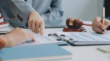 Bir hukuk ekibi son teknoloji ofis, iş ve hukuk konseptinde yeni bir anlaşmanın şartlarını tartışıyor.