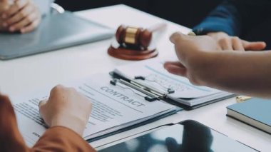 Bir hukuk ekibi son teknoloji ofis, iş ve hukuk konseptinde yeni bir anlaşmanın şartlarını tartışıyor.