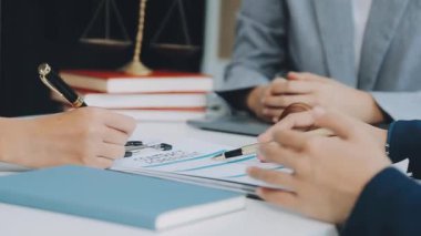 Bir hukuk ekibi son teknoloji ofis, iş ve hukuk konseptinde yeni bir anlaşmanın şartlarını tartışıyor.