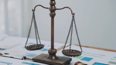 Adalet terazisi masada. Avukat ya da hukuk hizmetleri kavramı