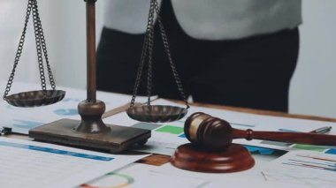 Bir hukuk ekibi son teknoloji ofis, iş ve hukuk konseptinde yeni bir anlaşmanın şartlarını tartışıyor.