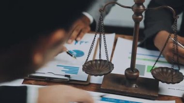 Bir hukuk ekibi son teknoloji ofis, iş ve hukuk konseptinde yeni bir anlaşmanın şartlarını tartışıyor.