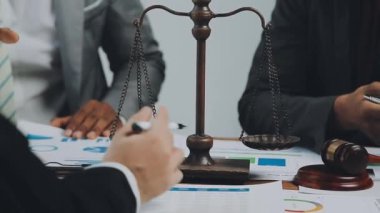 Bir hukuk ekibi son teknoloji ofis, iş ve hukuk konseptinde yeni bir anlaşmanın şartlarını tartışıyor.