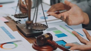 Bir hukuk ekibi son teknoloji ofis, iş ve hukuk konseptinde yeni bir anlaşmanın şartlarını tartışıyor.