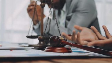 Bir hukuk ekibi son teknoloji ofis, iş ve hukuk konseptinde yeni bir anlaşmanın şartlarını tartışıyor.