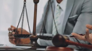 Bir hukuk ekibi son teknoloji ofis, iş ve hukuk konseptinde yeni bir anlaşmanın şartlarını tartışıyor.