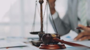 Bir hukuk ekibi son teknoloji ofis, iş ve hukuk konseptinde yeni bir anlaşmanın şartlarını tartışıyor.