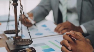 Bir hukuk ekibi son teknoloji ofis, iş ve hukuk konseptinde yeni bir anlaşmanın şartlarını tartışıyor.