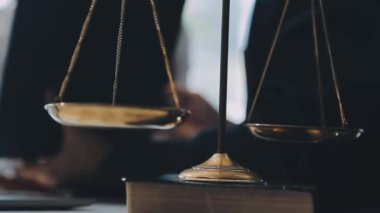 Bir grup hukukçu, modern ofis ortamındaki bir sözleşme anlaşmasını inceliyor.