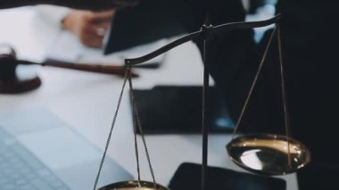 Bir grup hukukçu, modern ofis ortamındaki bir sözleşme anlaşmasını inceliyor.