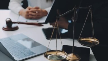 Bir grup hukukçu, modern ofis ortamındaki bir sözleşme anlaşmasını inceliyor.