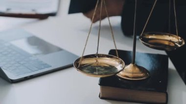 Bir grup hukukçu, modern ofis ortamındaki bir sözleşme anlaşmasını inceliyor.