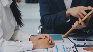 Bir grup hukukçu, modern ofis ortamındaki bir sözleşme anlaşmasını inceliyor.