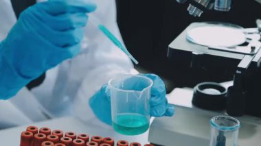 Laboratuvardaki laboratuvar çalışanı..