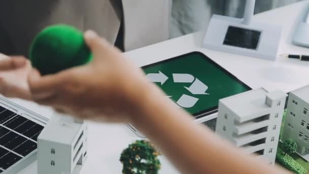 Man Som Håller Hus Modell Med Grön Energi Symbol Bakgrunden — Stockvideo