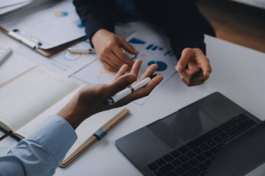 İş ekibi ile yeni başlangıç planı ve tartışma için proje bilgilerini dizüstü bilgisayar ve dijital tablet ile mali strateji bir modern iş salonda çalışıyor.