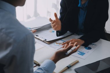 İş ekibi ile yeni başlangıç planı ve tartışma için proje bilgilerini dizüstü bilgisayar ve dijital tablet ile mali strateji bir modern iş salonda çalışıyor.