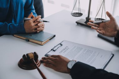 Adalet ve hukuk kavramı. Hukuk Müşaviri tokmak ve yasal hukuk veya yasal ile imzalanmış bir sözleşme istemciye sunar arka planda hukuk firmasında takım toplantısı