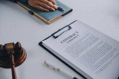 Adalet ve hukuk kavramı. Hukuk Müşaviri tokmak ve yasal hukuk veya yasal ile imzalanmış bir sözleşme istemciye sunar arka planda hukuk firmasında takım toplantısı