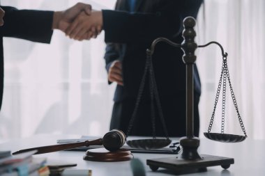 Adalet ve hukuk kavramı. Hukuk Müşaviri tokmak ve yasal hukuk veya yasal ile imzalanmış bir sözleşme istemciye sunar arka planda hukuk firmasında takım toplantısı