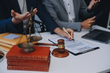 Danışmanlık ve erkek avukatlar konferansı ve profesyonel iş kadını avukatlık bürosunda çalışıyor ve tartışıyorlar. Hukuk kavramları, Yargıç Tokmak adalet terazisiyle..