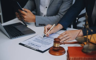 Danışmanlık ve erkek avukatlar konferansı ve profesyonel iş kadını avukatlık bürosunda çalışıyor ve tartışıyorlar. Hukuk kavramları, Yargıç Tokmak adalet terazisiyle..