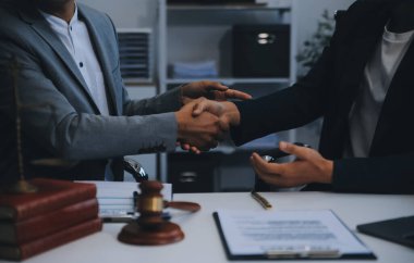 Danışmanlık ve erkek avukatlar konferansı ve profesyonel iş kadını avukatlık bürosunda çalışıyor ve tartışıyorlar. Hukuk kavramları, Yargıç Tokmak adalet terazisiyle..