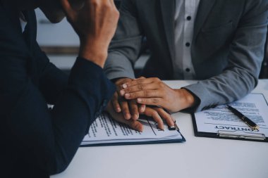 Danışmanlık ve erkek avukatlar konferansı ve profesyonel iş kadını avukatlık bürosunda çalışıyor ve tartışıyorlar. Hukuk kavramları, Yargıç Tokmak adalet terazisiyle..
