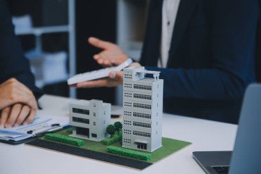 Emlakçı ev satın alma anlaşmasının şartları hakkında konuştu ve müşteriden sözleşmeyi yasal hale getirmek için belgeleri imzalamasını istedi, ev satışları ve ev sigortası kavramı.