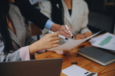 Ofisteki iş hakkında yaratıcı ekip tartışması, küçük işyeri takım çalışması planlama iş stratejisi, ofis hayatı