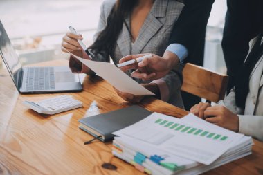 Ofisteki iş hakkında yaratıcı ekip tartışması, küçük işyeri takım çalışması planlama iş stratejisi, ofis hayatı