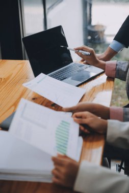 Ofisteki iş hakkında yaratıcı ekip tartışması, küçük işyeri takım çalışması planlama iş stratejisi, ofis hayatı