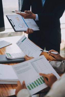 Ofisteki iş hakkında yaratıcı ekip tartışması, küçük işyeri takım çalışması planlama iş stratejisi, ofis hayatı