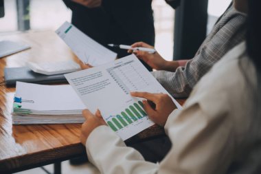 Ofisteki iş hakkında yaratıcı ekip tartışması, küçük işyeri takım çalışması planlama iş stratejisi, ofis hayatı