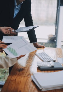 Ofisteki iş hakkında yaratıcı ekip tartışması, küçük işyeri takım çalışması planlama iş stratejisi, ofis hayatı