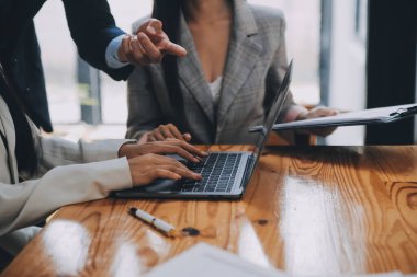 Ofisteki iş hakkında yaratıcı ekip tartışması, küçük işyeri takım çalışması planlama iş stratejisi, ofis hayatı