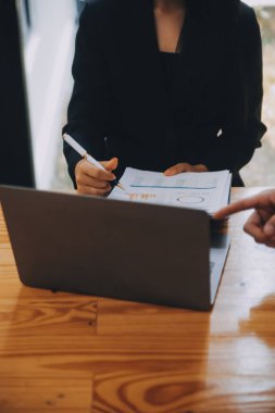 Ofisteki iş hakkında yaratıcı ekip tartışması, küçük işyeri takım çalışması planlama iş stratejisi, ofis hayatı