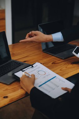 Ofisteki iş hakkında yaratıcı ekip tartışması, küçük işyeri takım çalışması planlama iş stratejisi, ofis hayatı