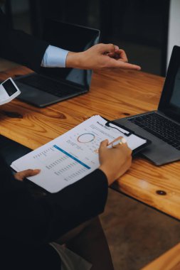 Ofisteki iş hakkında yaratıcı ekip tartışması, küçük işyeri takım çalışması planlama iş stratejisi, ofis hayatı