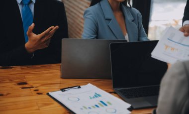 Ofisteki iş hakkında yaratıcı ekip tartışması, küçük işyeri takım çalışması planlama iş stratejisi, ofis hayatı