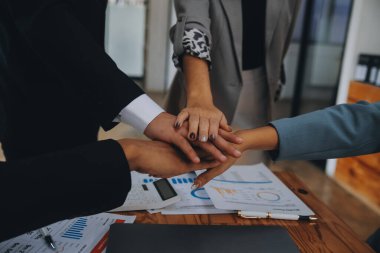 Ofisteki iş hakkında yaratıcı ekip tartışması, küçük işyeri takım çalışması planlama iş stratejisi, ofis hayatı