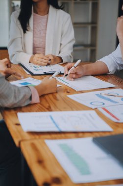 İş ekibi ile yeni başlangıç planı ve tartışma için proje bilgilerini dizüstü bilgisayar ve dijital tablet ile mali strateji bir modern iş salonda çalışıyor.