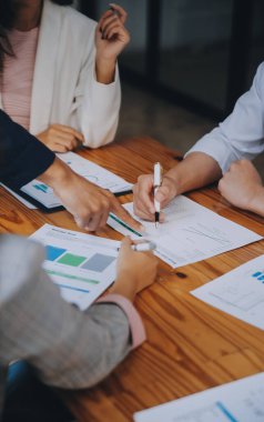 İş ekibi ile yeni başlangıç planı ve tartışma için proje bilgilerini dizüstü bilgisayar ve dijital tablet ile mali strateji bir modern iş salonda çalışıyor.