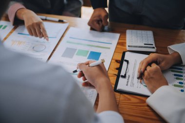 İş ekibi ile yeni başlangıç planı ve tartışma için proje bilgilerini dizüstü bilgisayar ve dijital tablet ile mali strateji bir modern iş salonda çalışıyor.