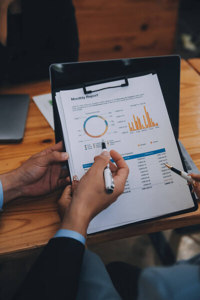 Творческая команда обсуждает работу в офисе, планирование бизнес-стратегии, деловую жизнь