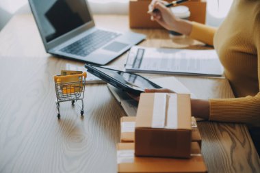Genç bayan küçük işletme sahibi evden online alışveriş yapıyor. Cep telefonlu müşterilerden sipariş alıyordum. KOBİ girişimcisi veya serbest yaşam tarzı kavramı.