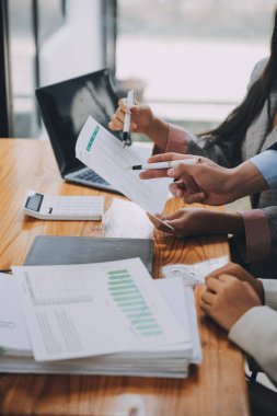 Ofisteki iş hakkında yaratıcı ekip tartışması, küçük işyeri takım çalışması planlama iş stratejisi, ofis hayatı