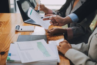 Ofisteki iş hakkında yaratıcı ekip tartışması, küçük işyeri takım çalışması planlama iş stratejisi, ofis hayatı